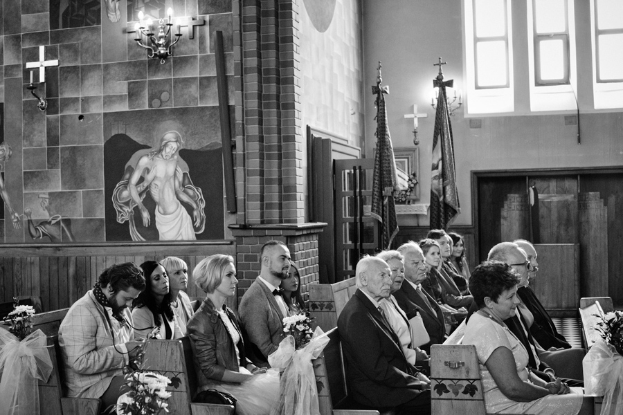 goście siedzą w kościele
